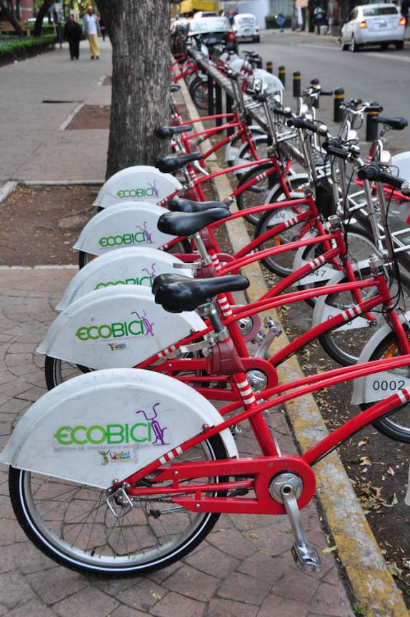 Tranporte comunitários de bicicletas em La Condesa, charmoso bairro da Cidade do México, capital do país